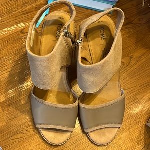 Toms size 10 tan heels.